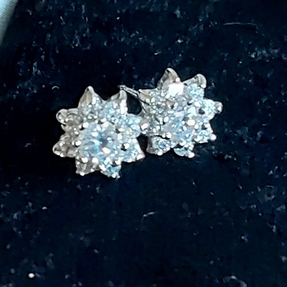 DIAMOND SIMULATION 925 STAR STUDS - Picture 1 of 4